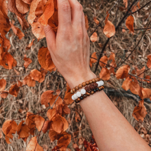 Kép betöltése a galériamegjelenítőbe: "Zen" rudraksha és fehér angelit karkötő