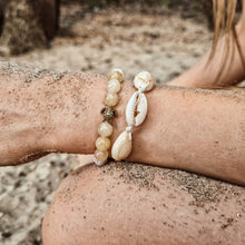 Kép betöltése a galériamegjelenítőbe: Nyár ásványkarkötő citrin, kalcedon, amazonit és angelitNapkő ásványkarkötő Hamsa medállal