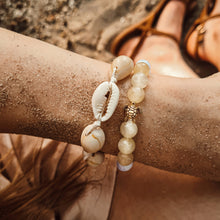 Kép betöltése a galériamegjelenítőbe: Nyár ásványkarkötő citrin, kalcedon, amazonit és angelitNapkő ásványkarkötő Hamsa medállal