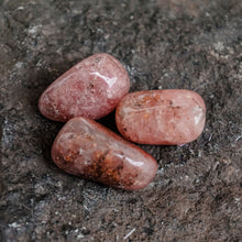 Kép betöltése a galériamegjelenítőbe: Eperkvarc ásvány marokkő