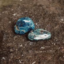 Kép betöltése a galériamegjelenítőbe: Apatit ásvány marokkő