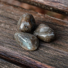 Kép betöltése a galériamegjelenítőbe: Labradorit ásvány marokkő