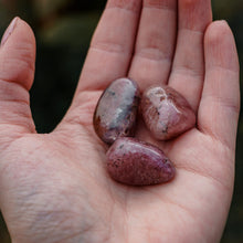 Kép betöltése a galériamegjelenítőbe: Eperkvarc ásvány marokkő