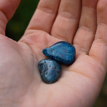 Kép betöltése a galériamegjelenítőbe: Apatit ásvány marokkő
