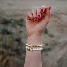 Kép betöltése a galériamegjelenítőbe: Kagylós arany hematit és fehér angelit karkötő szett