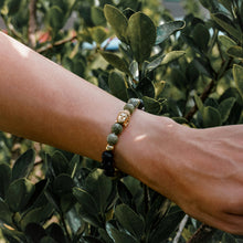 Kép betöltése a galériamegjelenítőbe: Földanya lávakő és kínai jáde ásványkarkötő