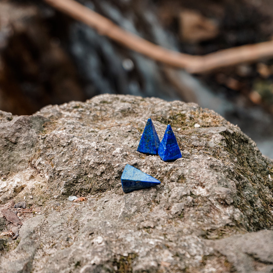 Lapis lazuli piramis marokkő